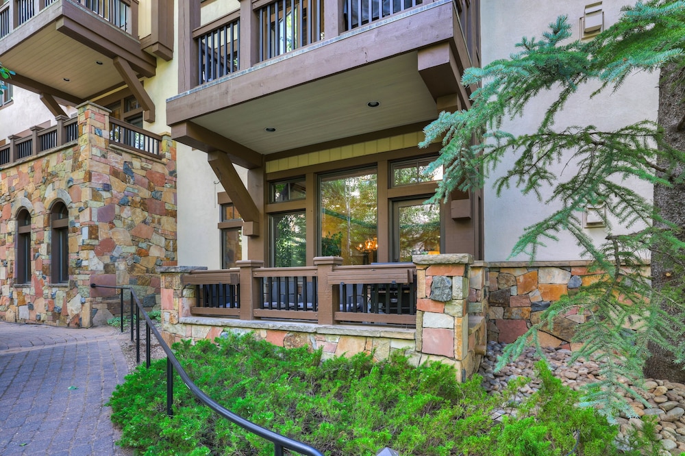 Comfort At Arrowhead Base - Luxury Linens And Cleanliness 3 Bedroom Condo by RedAwning view 5