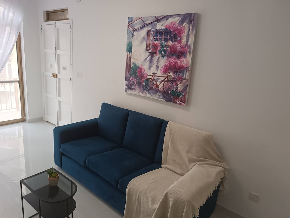 Seaside Stylish and Spacious 2-bedroom Apartment