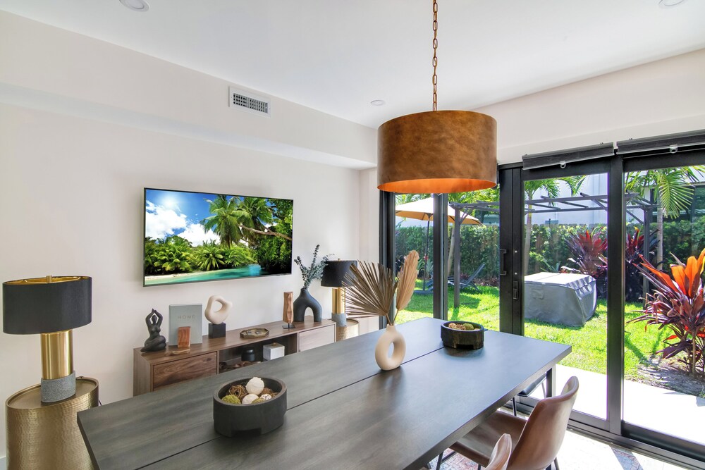 5BR Sleeps 14 w/ In-law Suite & Bbq!