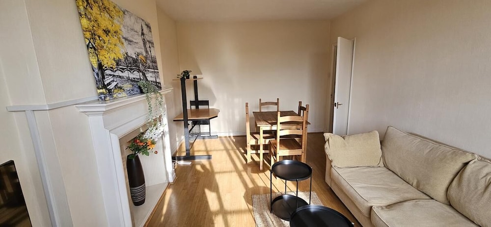 Brondesbury Apartment