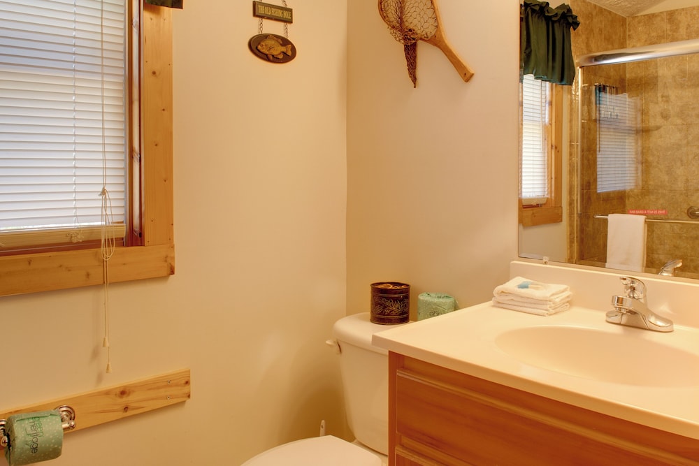 Hot Tub & Game Room: Log Cabin 2 Mi to Ripleys!