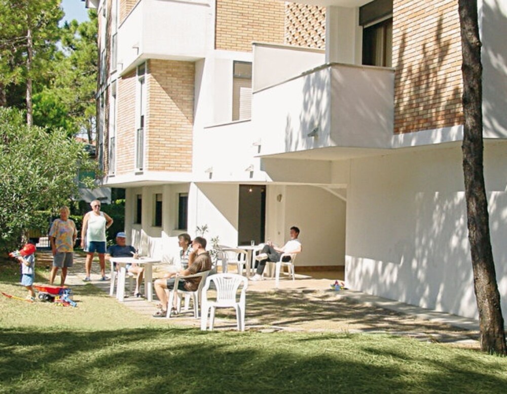 Cozy Apartment With Fenced Garden in Lignano Sabbiadoro