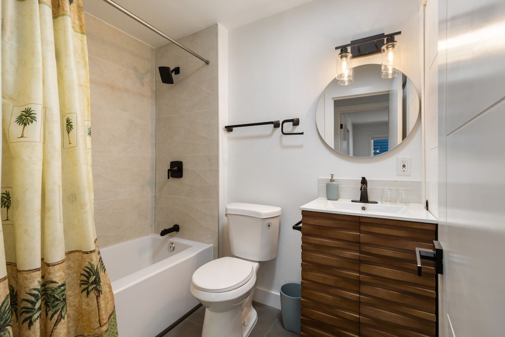 Comfy Stay in Bellevue w Parking Included