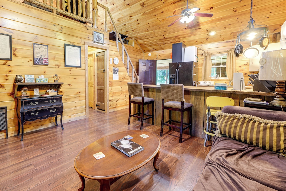 Rustic, Woodsy Cabin in Palestine w/ Pool Table!