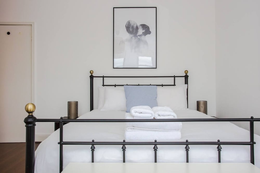 Fantastic Central Apartment With Balcony in Fitzrovia