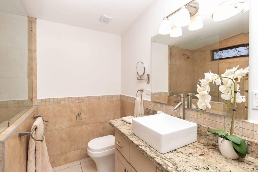Modern Studio Apartment with Covered Balcony, Full Kitchen, and Stunning Ocean Views