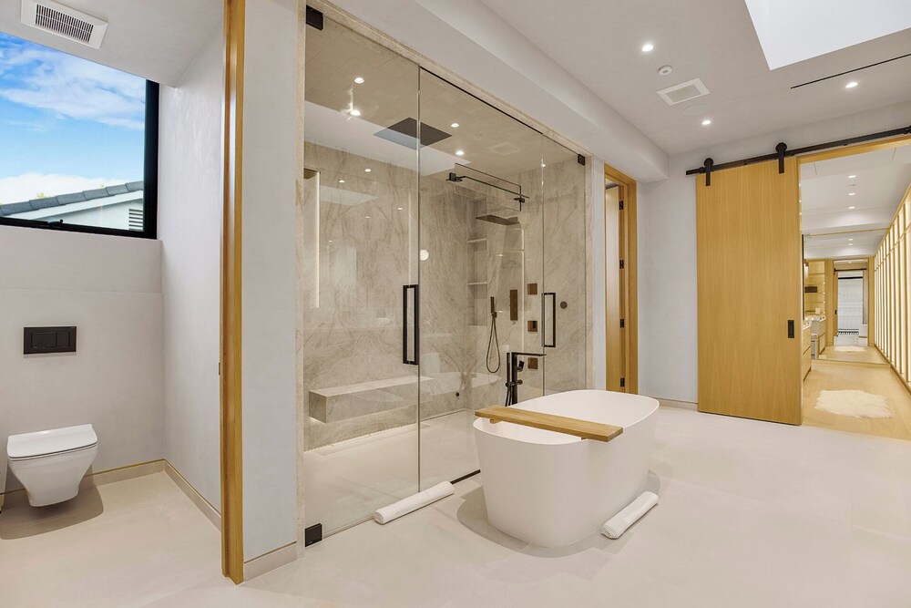 Hutton Villa - 5-bedroom Retreat in Iconic Beverly Hills Oasis