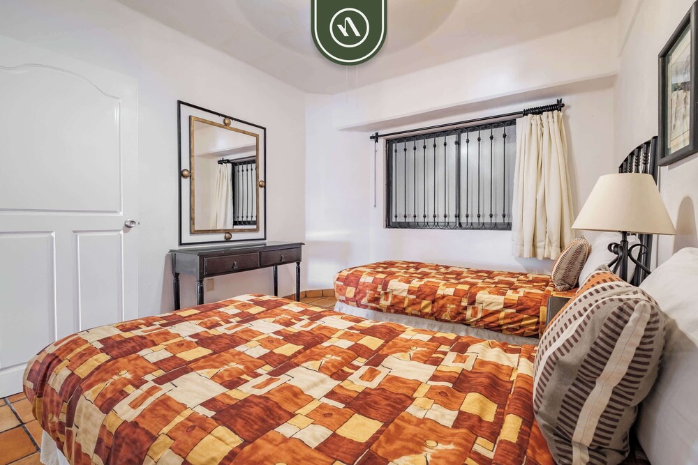 Amazing 2 BR Condo Overlooking the Pool - Romantic Zone