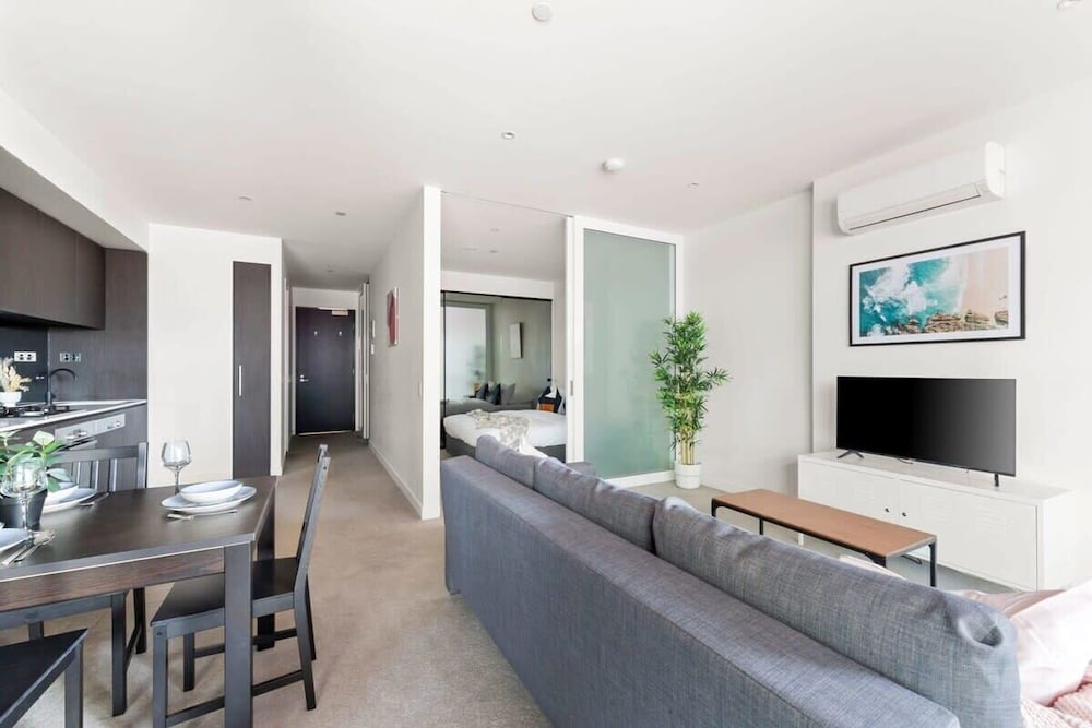 Stylish & Modern 2BR Apt Near Victoria Market