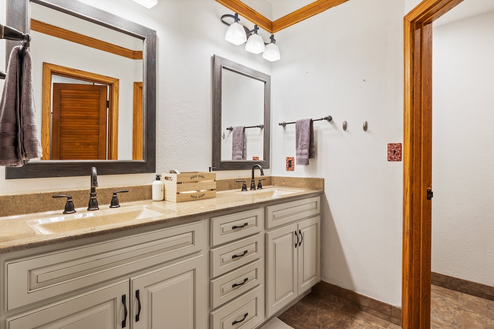 Stunning Lake Views, Pools, Wildlife, Pet-friendly