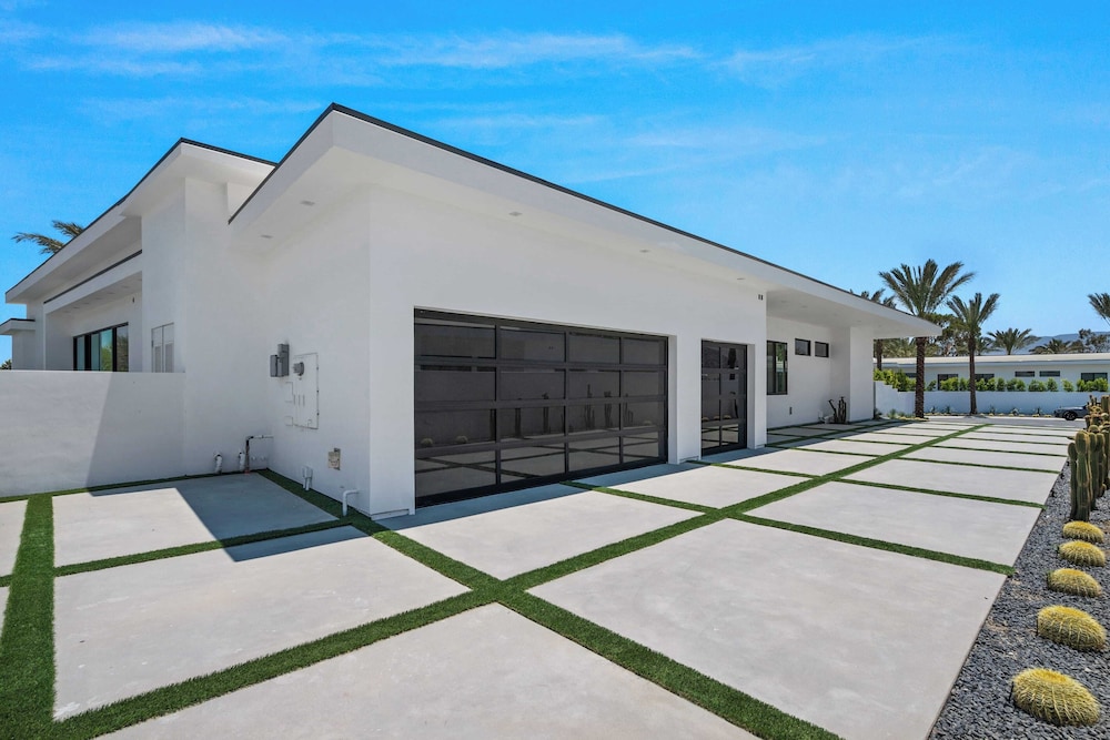 Sleeps 23 Pool, Hot Tub & Putting Green Minutes to Golf & Dining Bravo Villa #7 by Avantstay