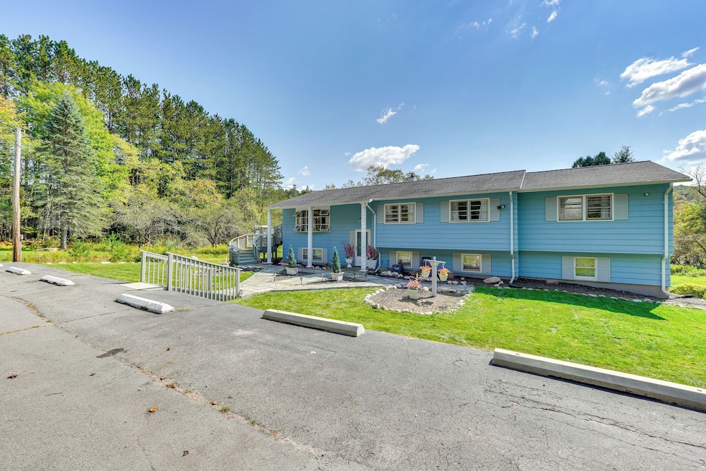Peaceful 1-acre Parksville Home: Large Deck & Yard