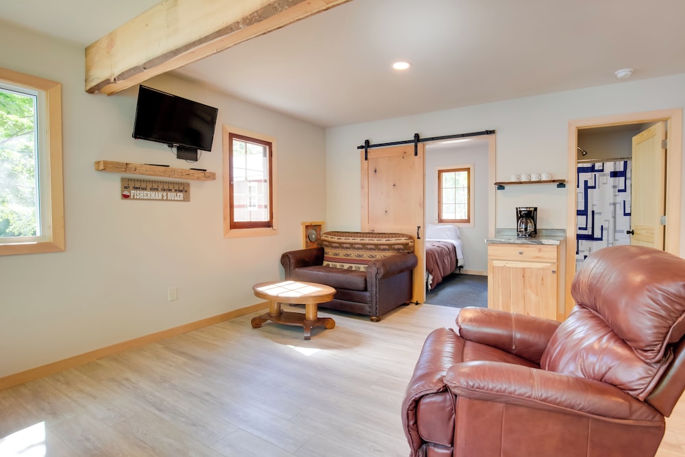 Bearskin Lake Cabin: Fish, Boat & Relax! view 4