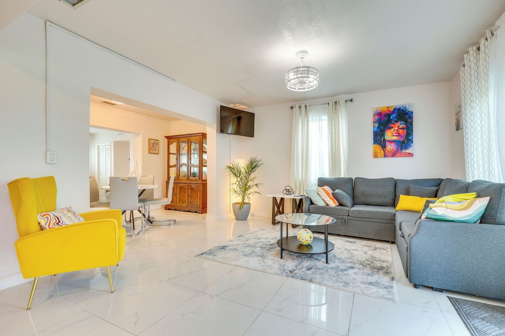 2 Mi to Hard Rock Stadium: Home w/ Spacious Yard