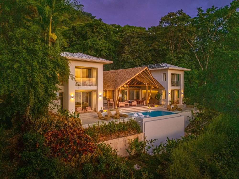 Tropical Oceanview Retreat 11br for 27 Guests