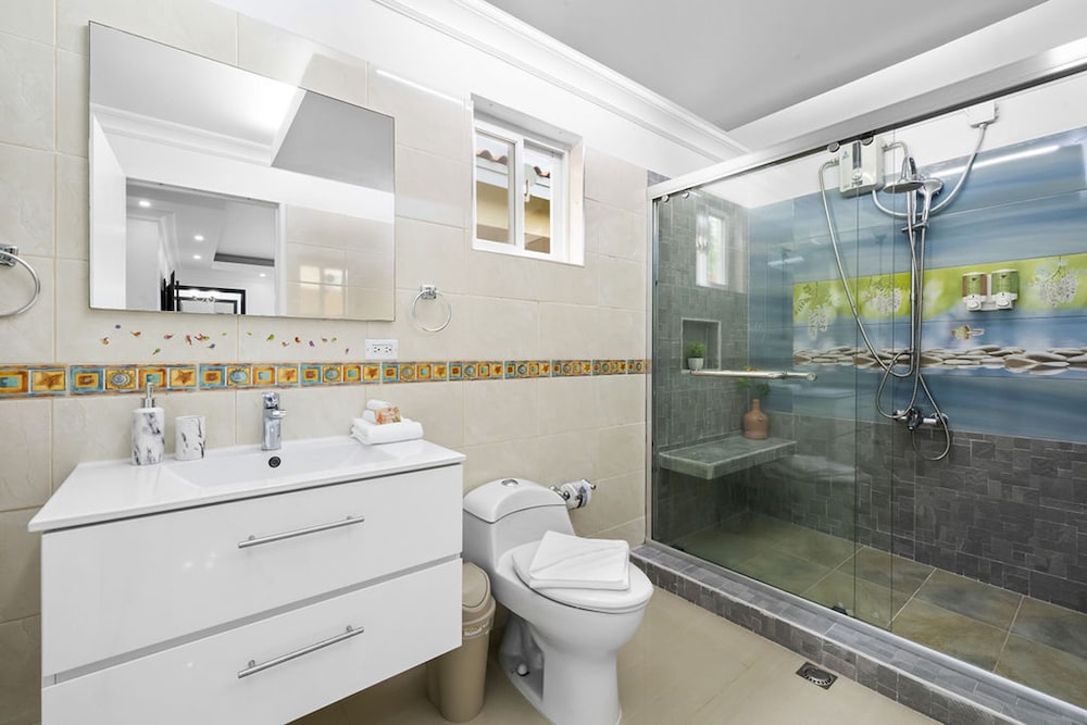 Urban 5BR Private Pool Getaway 10 Min- Bch