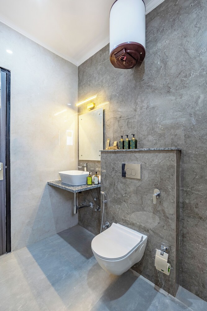 ELIVAAS 5 BHK With Pvt Pool - Zenora