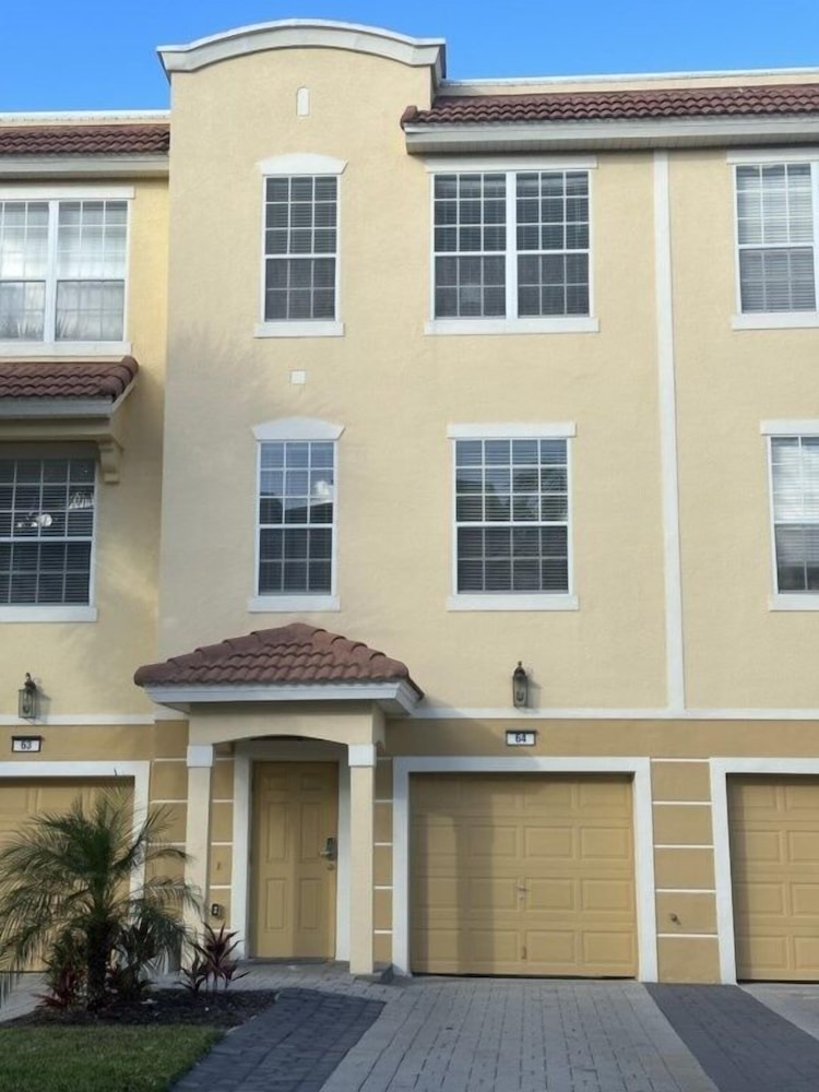 Vista Cay Luxury Serenity. 2 Bedroom Townhouse by RedAwning