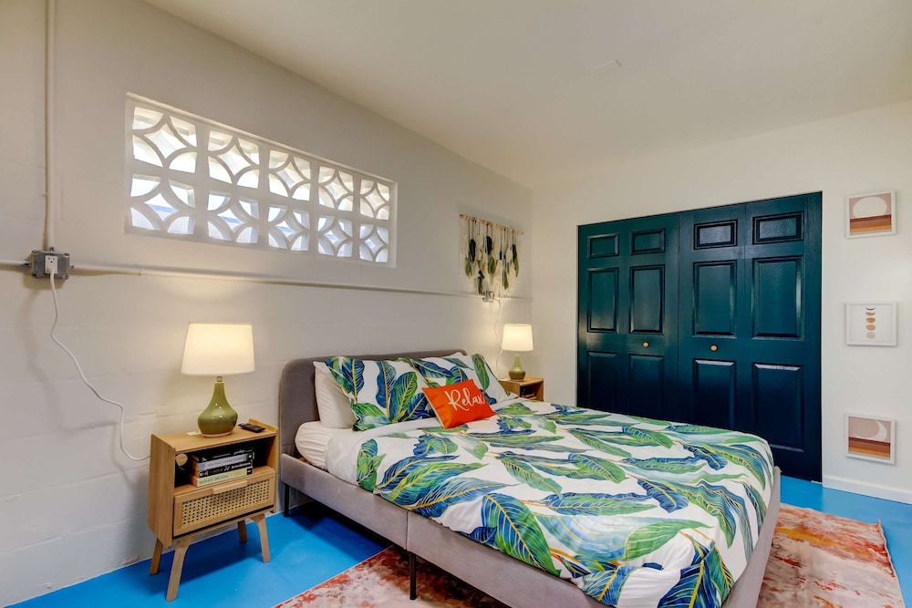Simple Modern Gem 2 Blocks to Beach Pet Friendly
