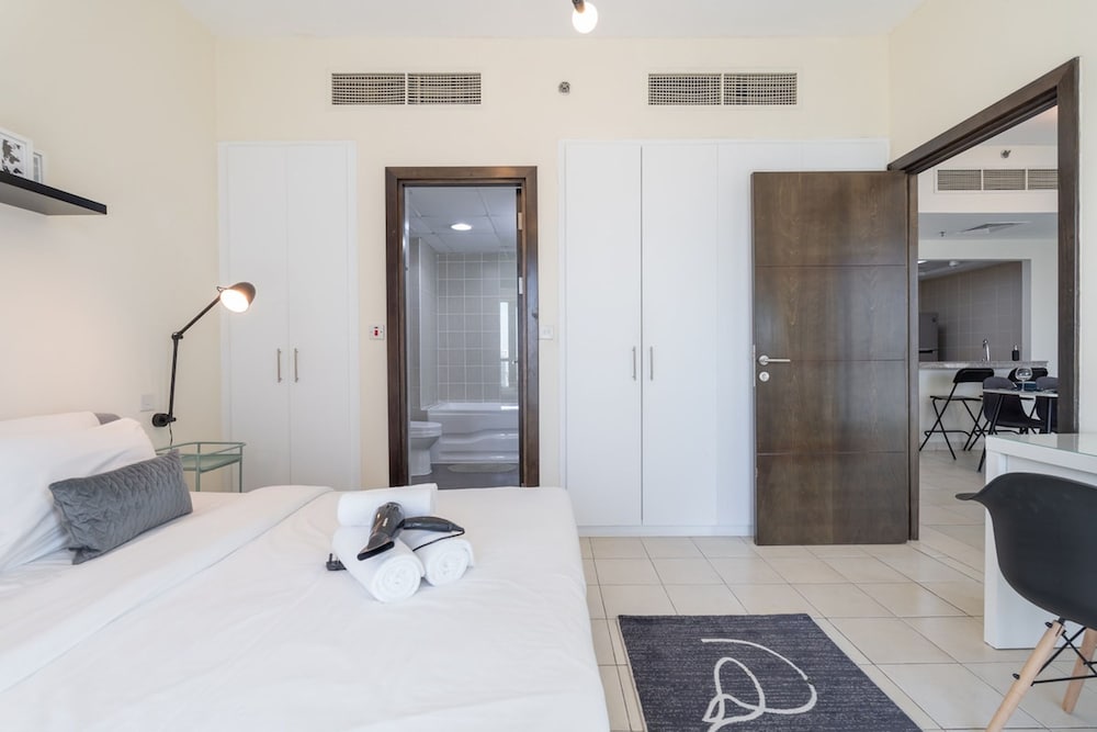 Refined 1BR Retreat in The Point Tower - Marina