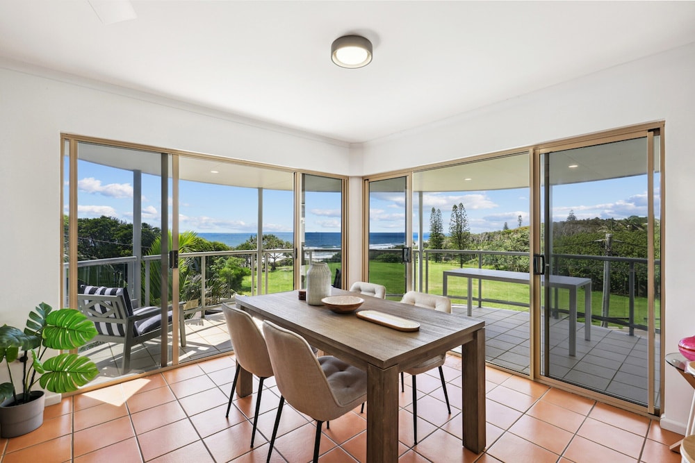 Oceanside Apartment With Views of Yaroomba Beach