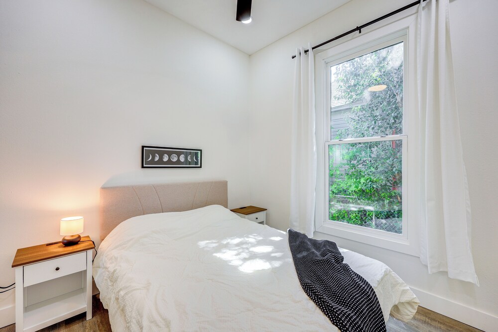 1 Mi to Dtwn San Antonio: Sleek Bungalow w/ Yard!