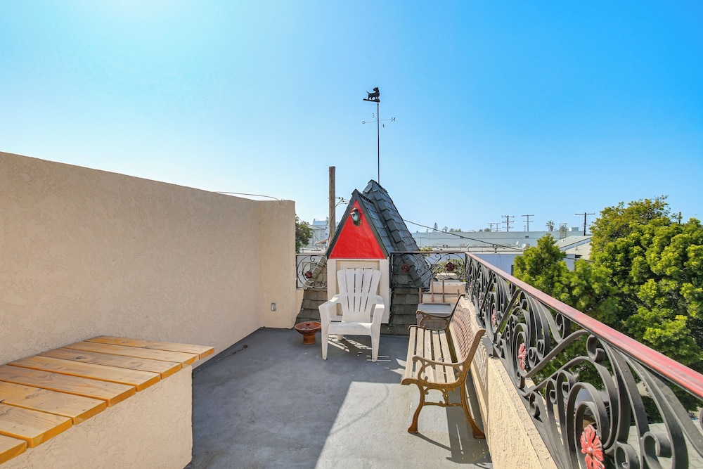 1 Mi to Ocean! Home w/ Rooftop Deck in Long Beach