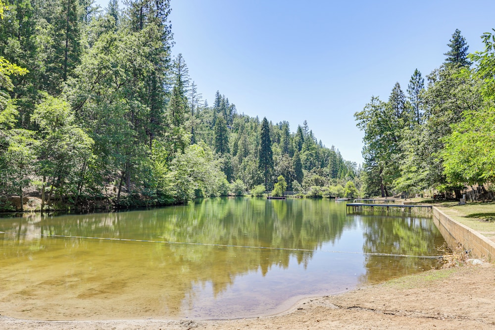 Community Lake Access: Peaceful Cabin in Sonora!