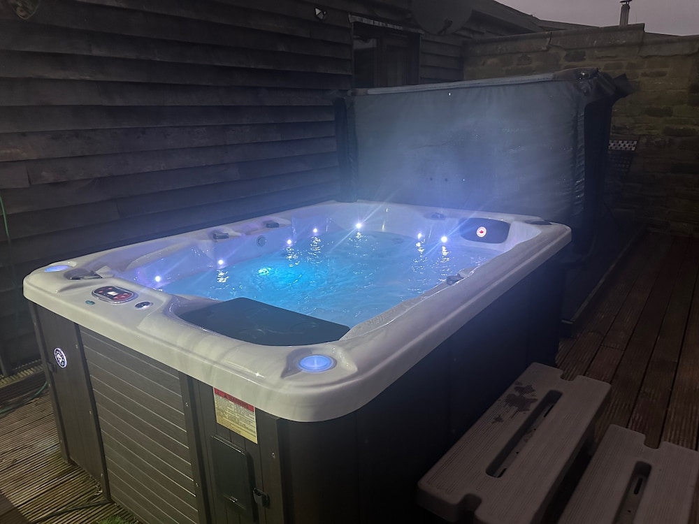 Meagill Cottage, Sleeps 4 With Hot Tub & Parking