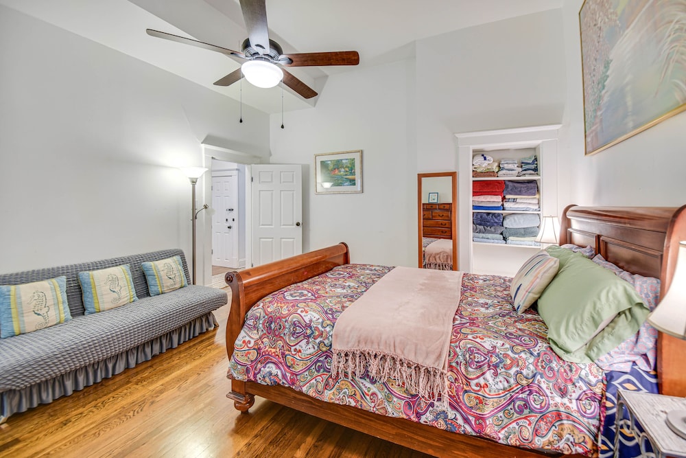 Hampton Sanctuary w/ Fire Pit & Fenced Yard! view 2