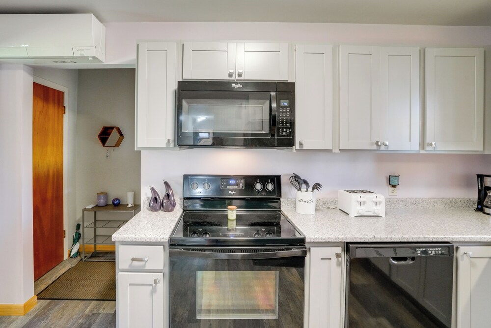 6 Mi to Skiing: Pet-friendly Home in Pittsfield!