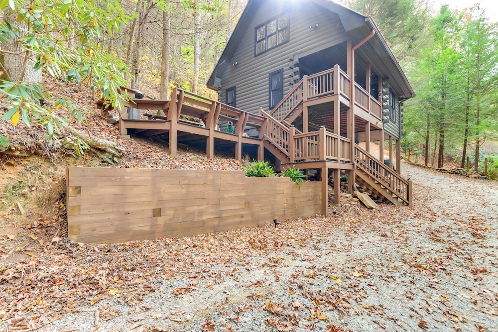Private Hot Tub: Secluded Ellijay Cabin on River