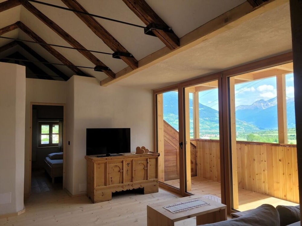 Hoamisch Modern Retreat view 2