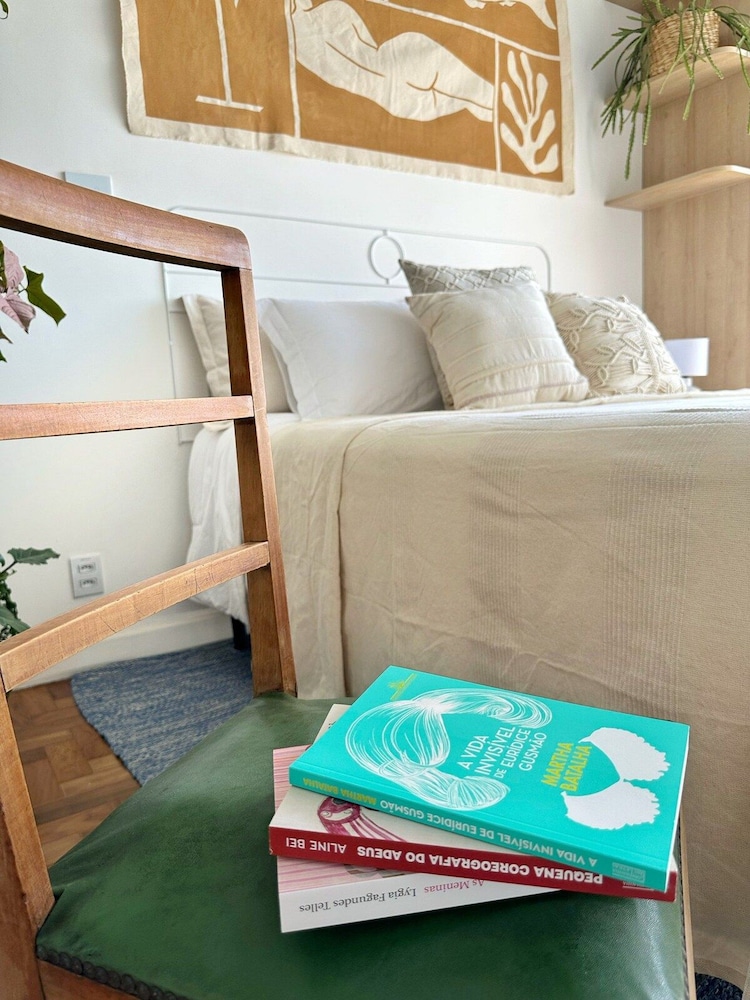 Daphne Guest Hause