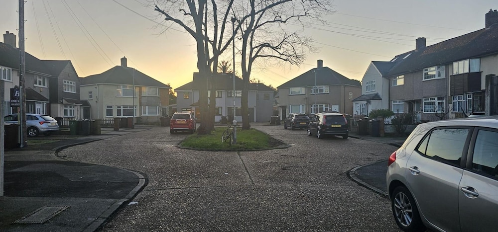 Spacious & Modern 2-bed House in Dagenham