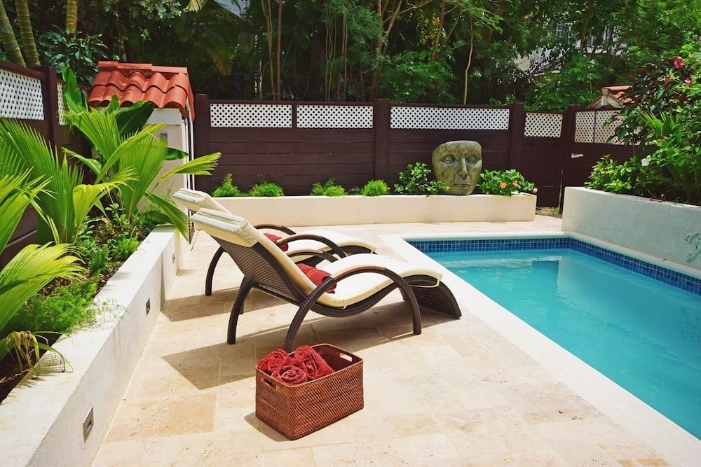 Relax Poolside At This Stylish Townhouse - Porters Gate 24 by BSL Rentals