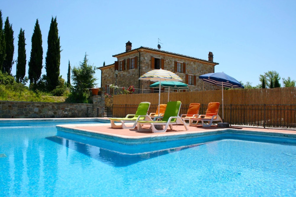 Stunning private villa for 8 guests with private pool, WIFI, TV, terrace, pets allowed and parking