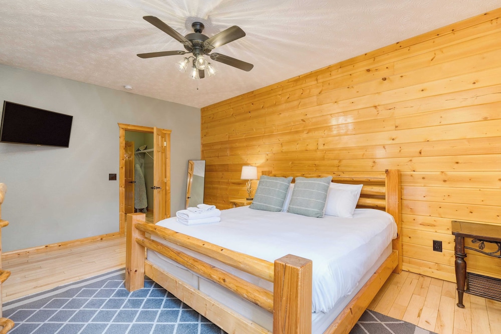 Pinnacle Chalet by Avantstay Luxury Cabin w/ Panoramic Views, Fireplace & Game Room