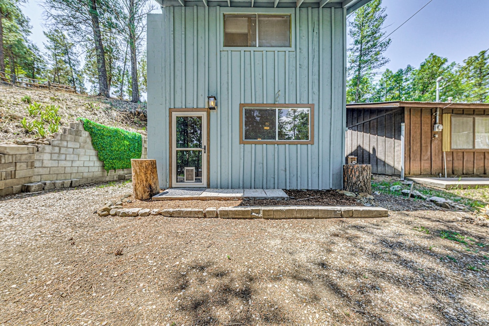 < 1 Mi to Grindstone Lake: Cabin w/ Large Yard!