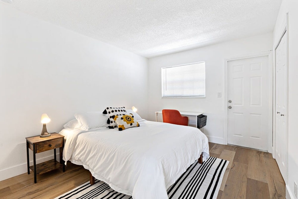 Lovely 2 BR Condo With Free Parking on Premises