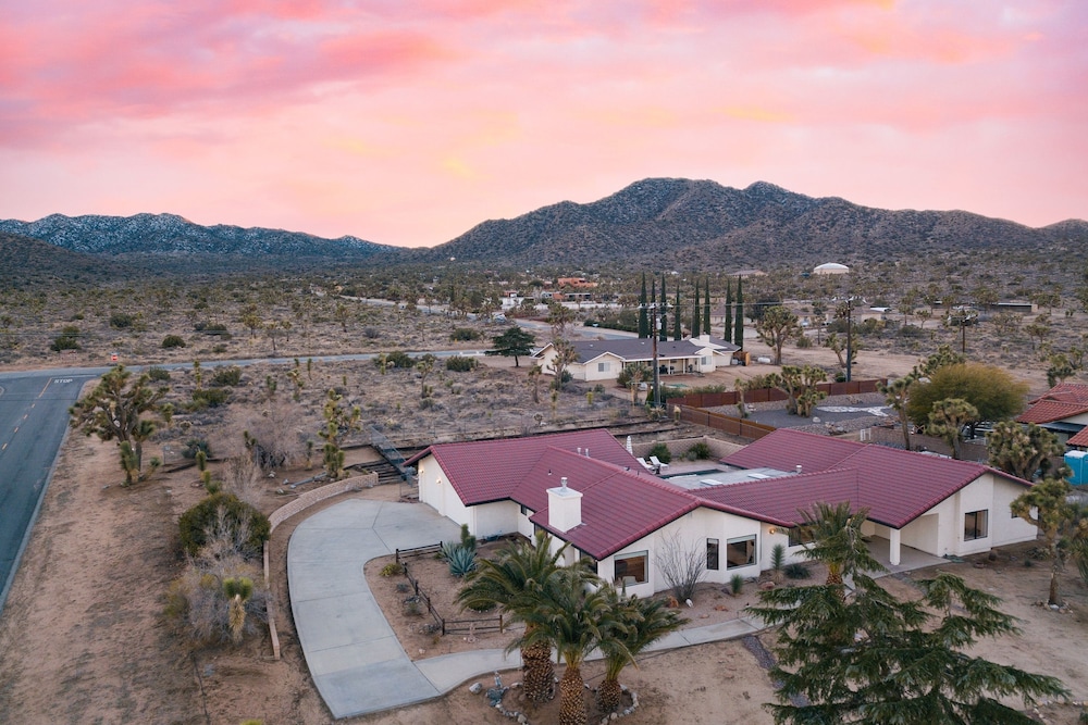 Lava Rocks by Avantstay Gorgeous Desert Haven w Pool Hot Tub Fire Pit Ping Pong