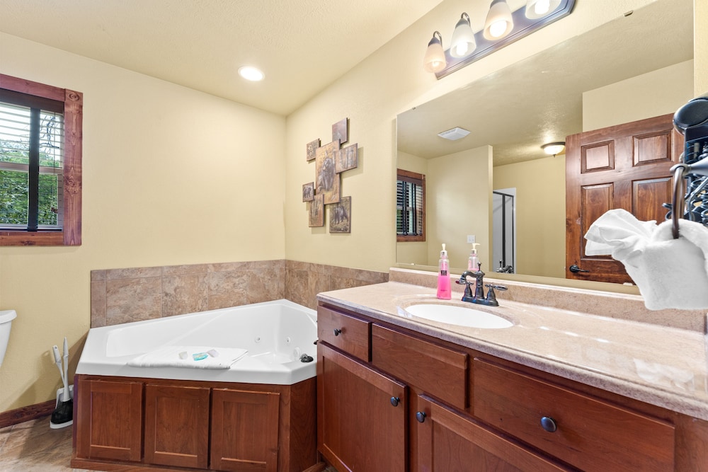 Timeless Memories Lodge 6 Bedroom Cabin by RedAwning