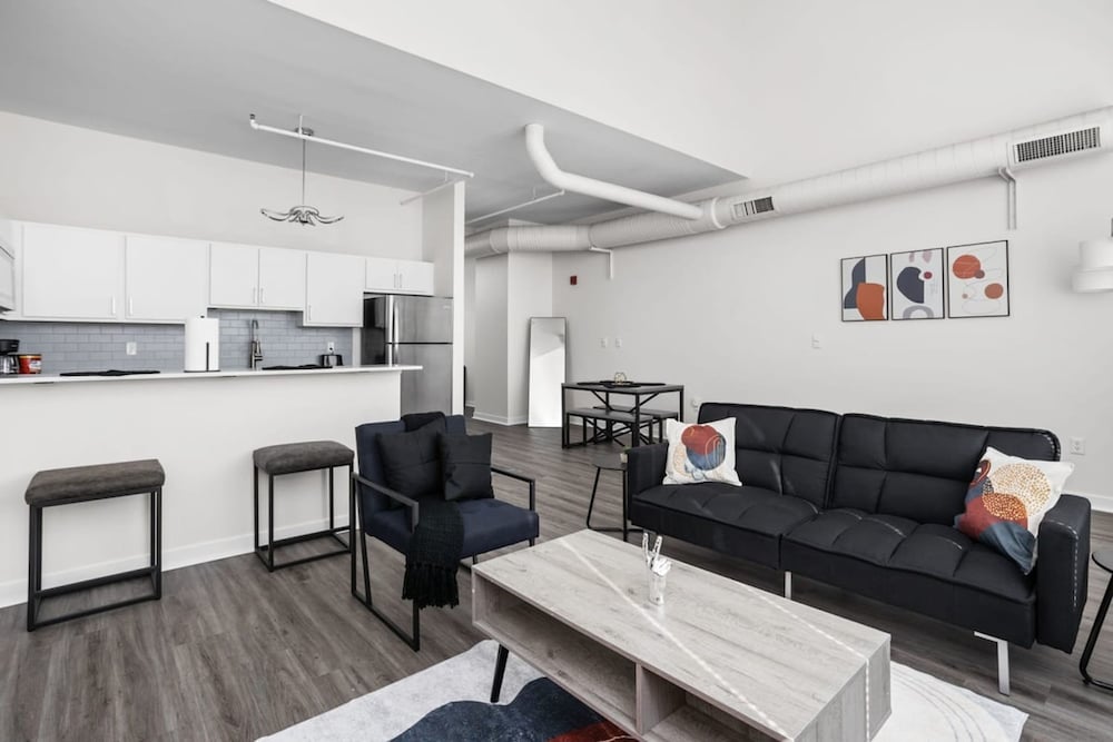 5BR Cozysuites The Block w Pool Table Arcade view 3