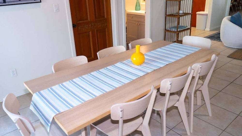 Fun Retro Island Vibe Sleeps 17 Beach 1 Block 4 Bedroom Home