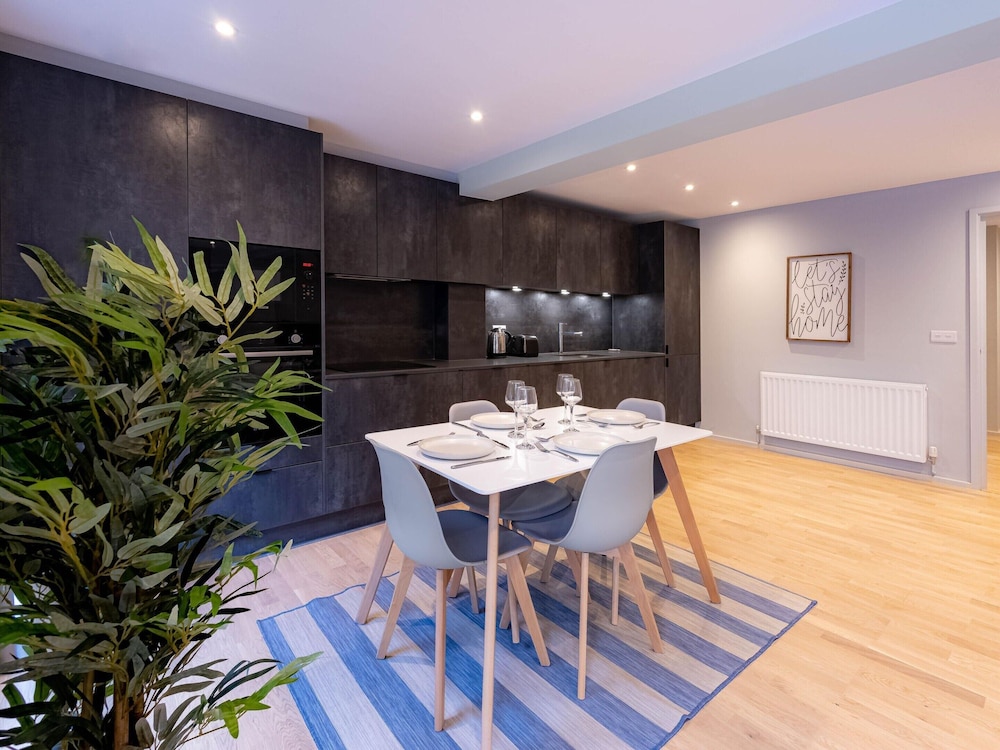Broadway Market Beauty Three-bedroom by Sojo Stay