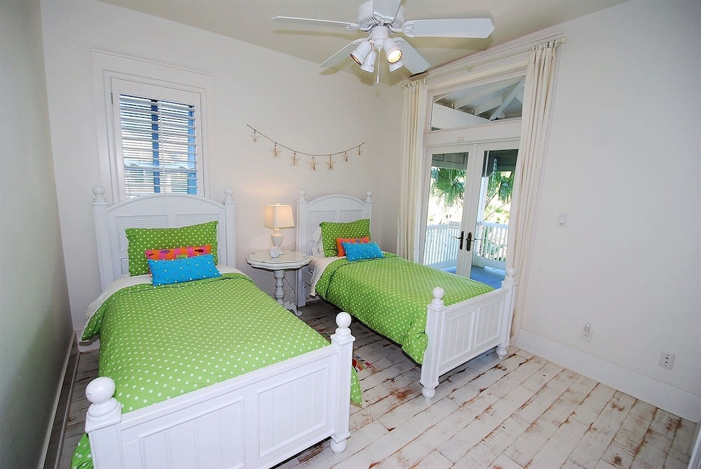 Bella Casa - Private House With Hot Tub 4 Bedroom Home by RedAwning