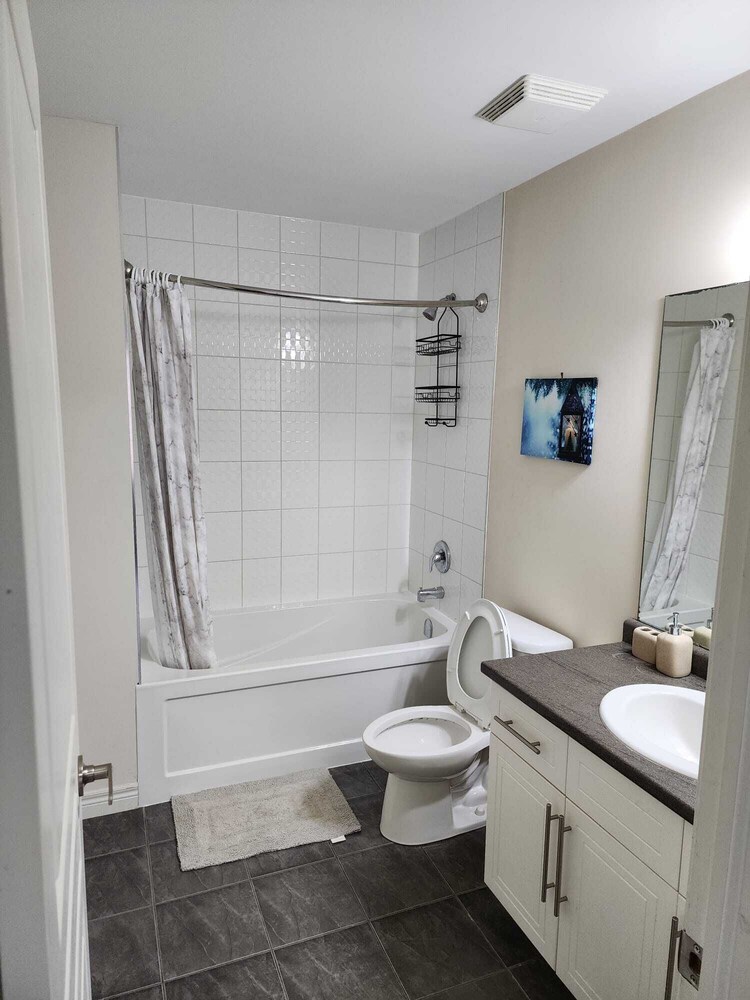 Kitchener Vacations - Beautiful Three Bedroom House - Property Image 7