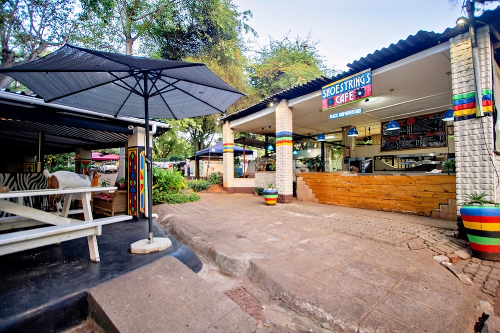 Shoestrings Backpackers & Bar