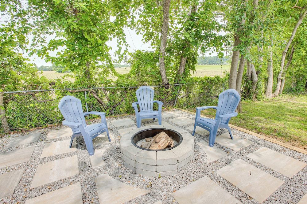 1/2 Mi to Kentucky Downs: Franklin Home w/ Patio!