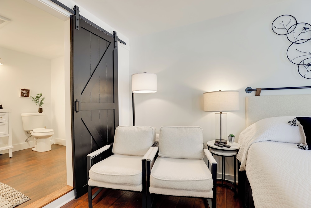 Walkable Studio on Historic Hammondsport Property!
